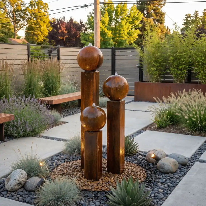 Cortenstahl-Gartenbrunnen Balance Sphera 125 cm im 3er-Set mit drei Kugeln in einem
modernen Garten