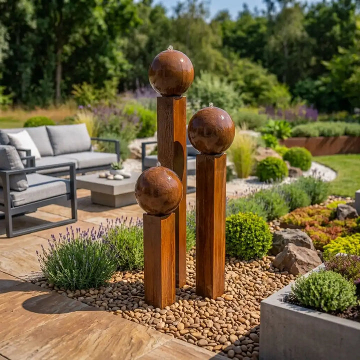 Cortenstahl-Gartenbrunnen Balance Sphera 145 cm im 3er-Set mit drei Kugeln in einem
modernen Garten