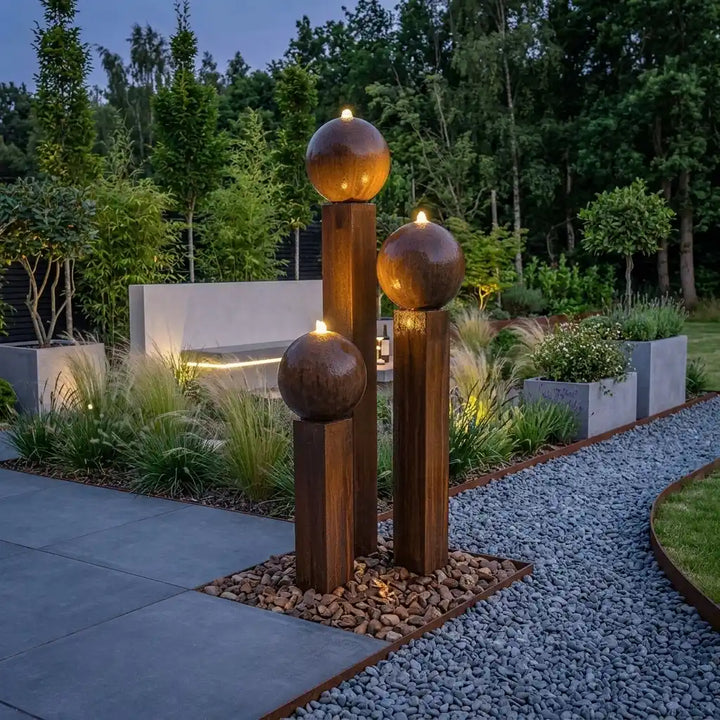 Cortenstahl-Gartenbrunnen Balance Sphera 145 cm mit warmweißer LED-Beleuchtung am Abend