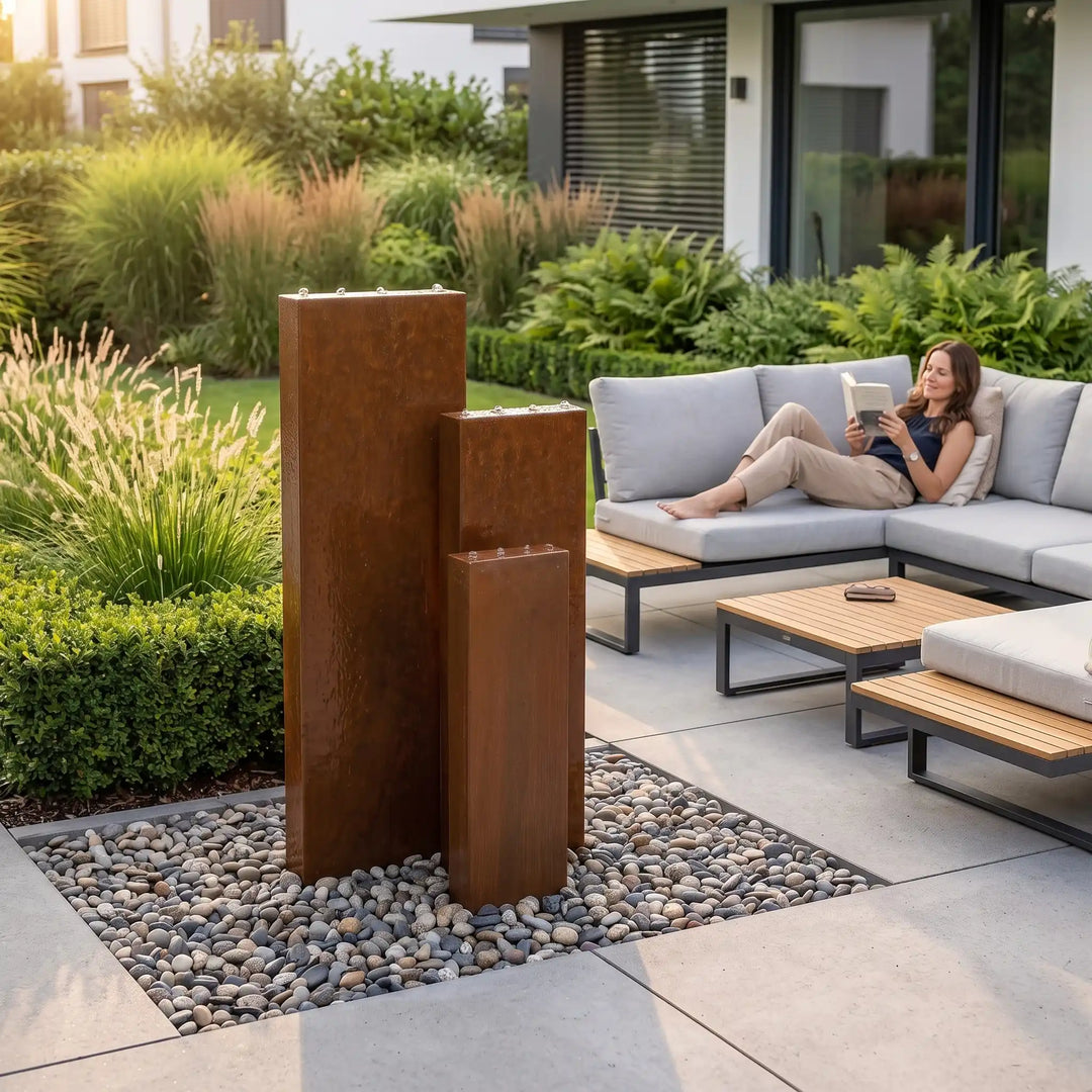 Linea Cortenstahl-Wasserspiel auf einer modern gestalteten Terrasse
