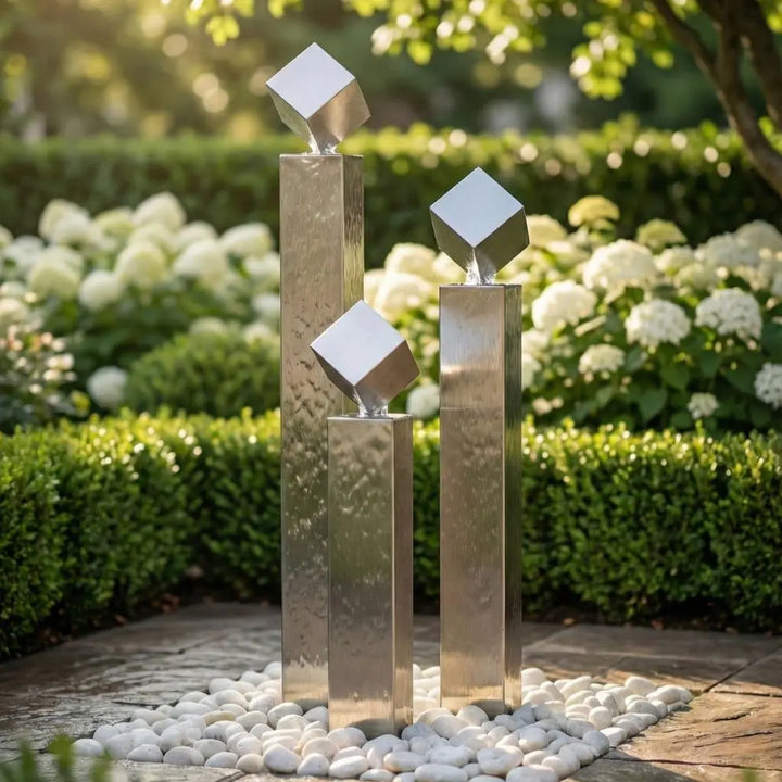Edelstahl-Gartenbrunnen Balance Cubo 120 cm im 3er-Set mit drei Würfeln in einem modernen
Garten