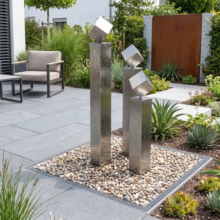 Edelstahl-Gartenbrunnen Balance Cubo 120 cm im 3er Set auf Terrasse
