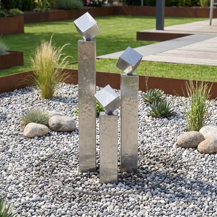 Edelstahl-Gartenbrunnen Balance Cubo 95 cm im 3er-Set mit drei Würfeln in einem modernen
Garten