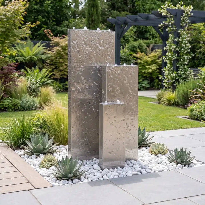 Edelstahl-Gartenbrunnen Linea 120 cm im 3er-Set mit drei Wasserwänden im modernen Garten