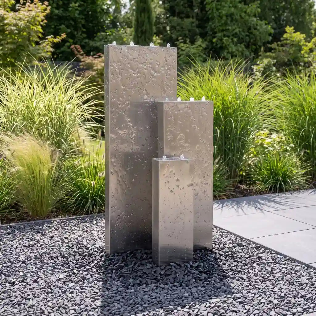 Gleichmäßiger Wasserfilm auf einer Säule des Edelstahl-Gartenbrunnens Linea 120 cm
