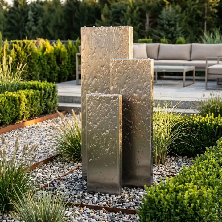 Edelstahl-Gartenbrunnen Linea 150 cm im 3er-Set mit drei Wasserwänden im modernen Garten