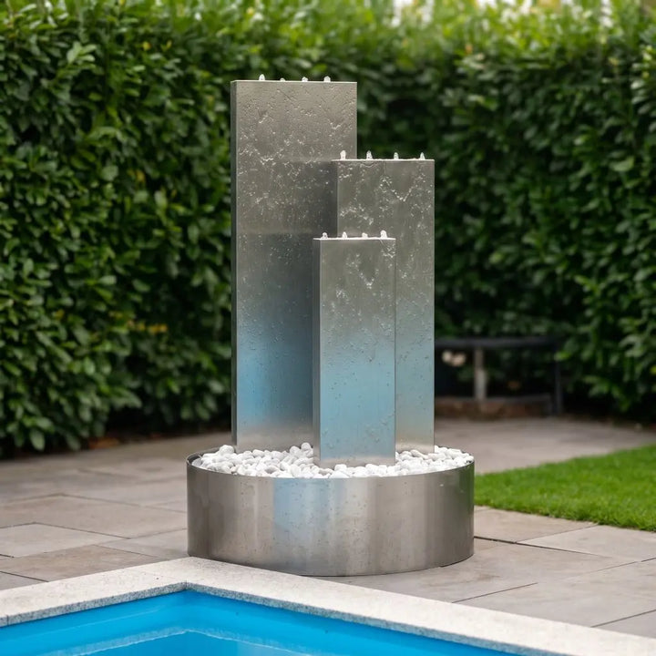 Edelstahl-Gartenbrunnen Linea 150 cm im 3er-Set mit drei Wasserwänden neben Pool