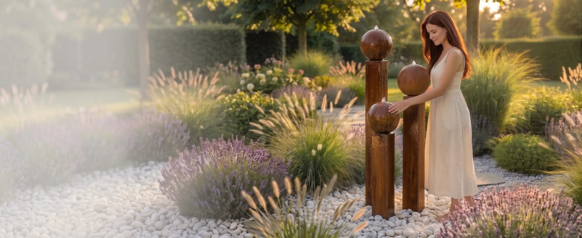 Balance Sphera Gartenbrunnen aus Cortenstahl in einer modernen Gartenanlage