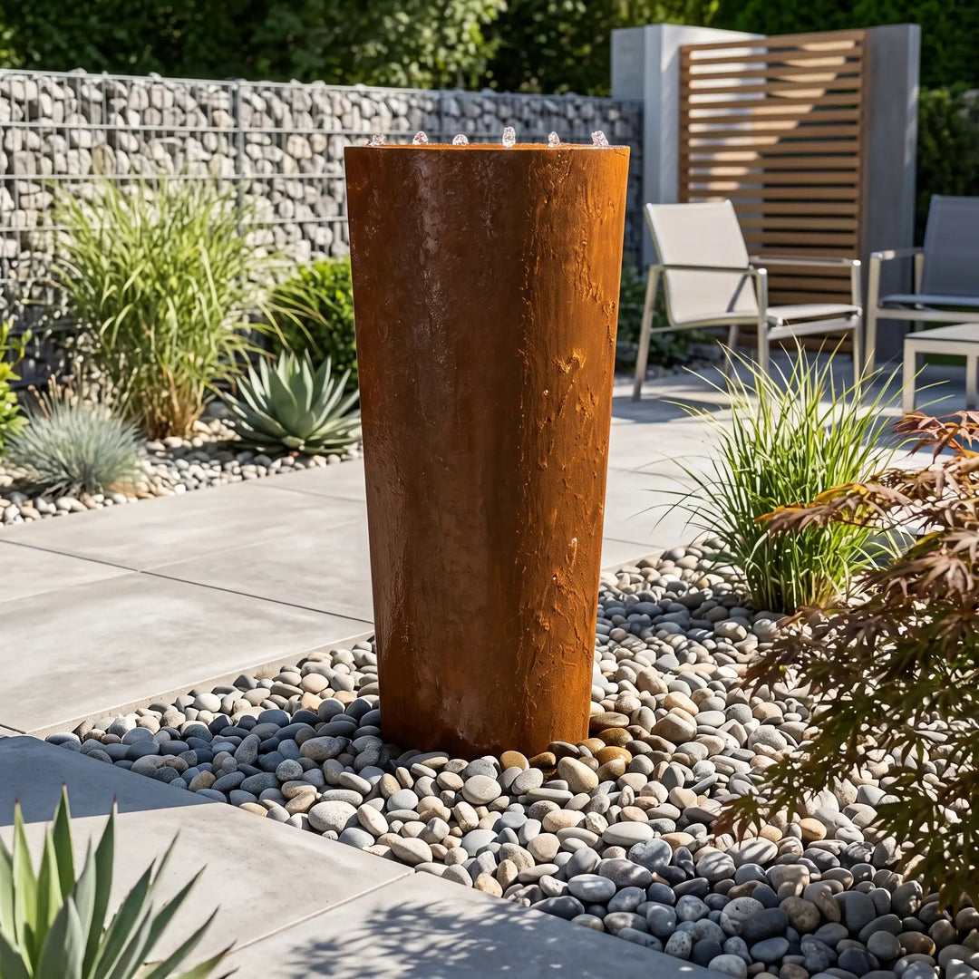 Ellipse 100 Gartenbrunnen aus Cortenstahl mit sanft fließendem Wasser