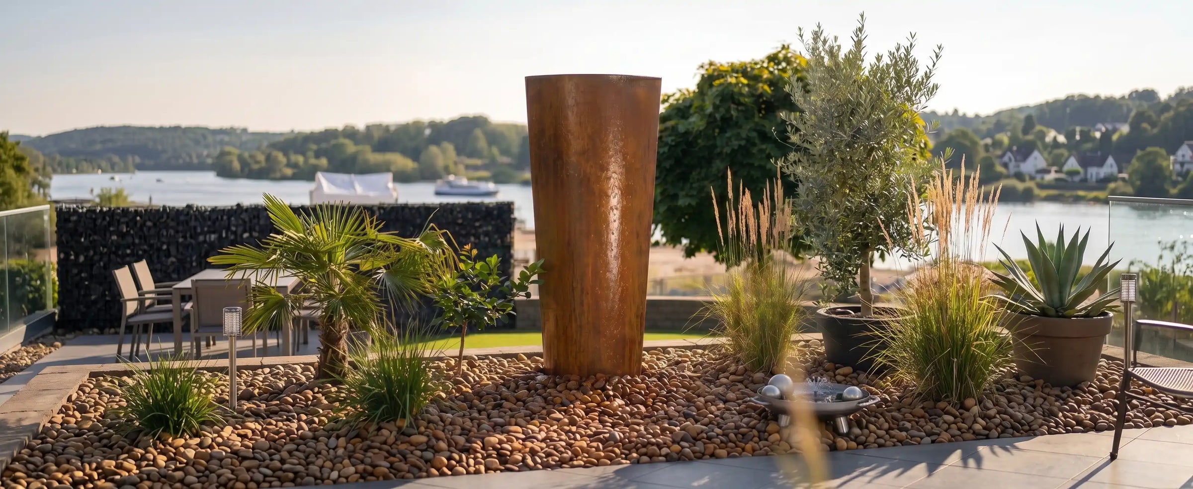 Ellipse Gartenbrunnen aus Cortenstahl in einer modernen Gartenanlage