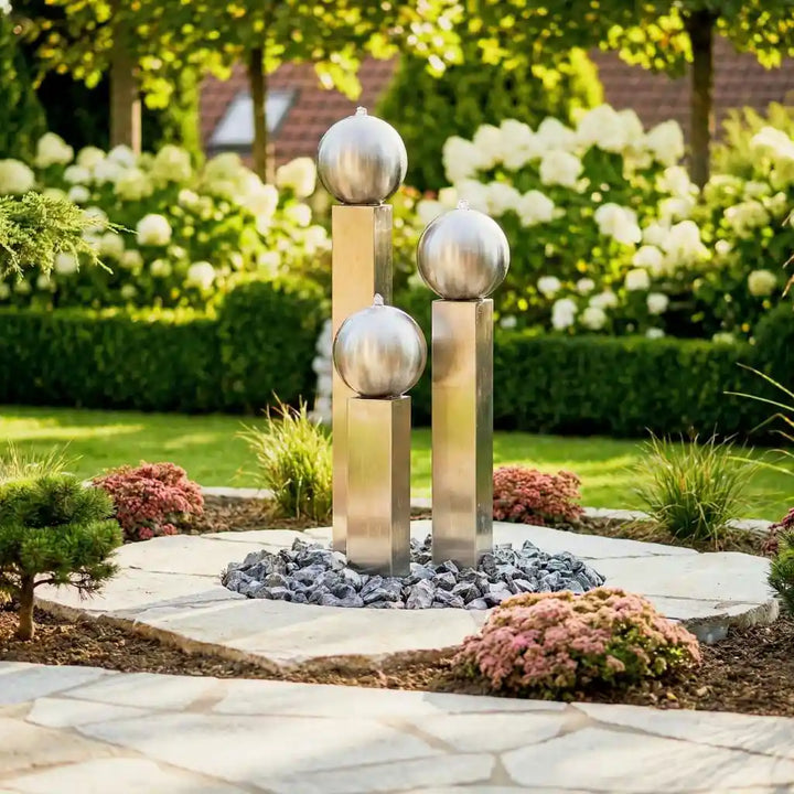 Edelstahl-Wasserspiel Balance Sphera 100 auf moderner Terrasse