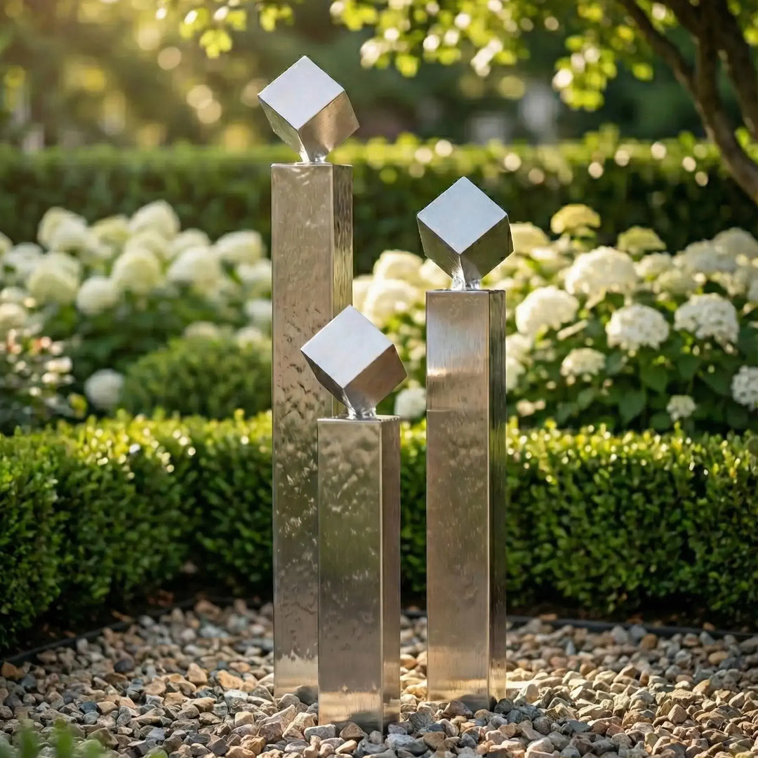 Balance Cubo Edelstahl-Gartenbrunnen mit drei Säulen und  Würfel modern