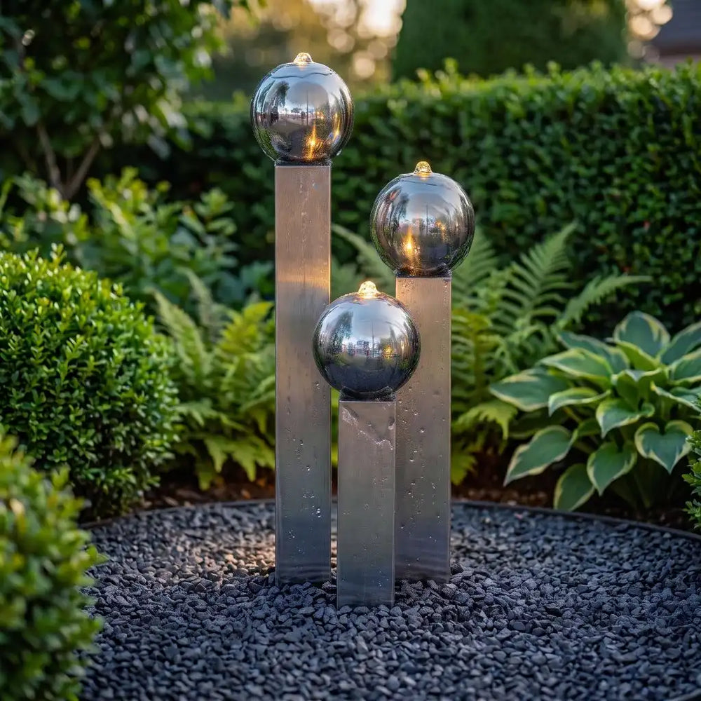 Balance Sphera Edelstahl-Gartenbrunnen mit beleuchteten Kugeln bei Dämmerung