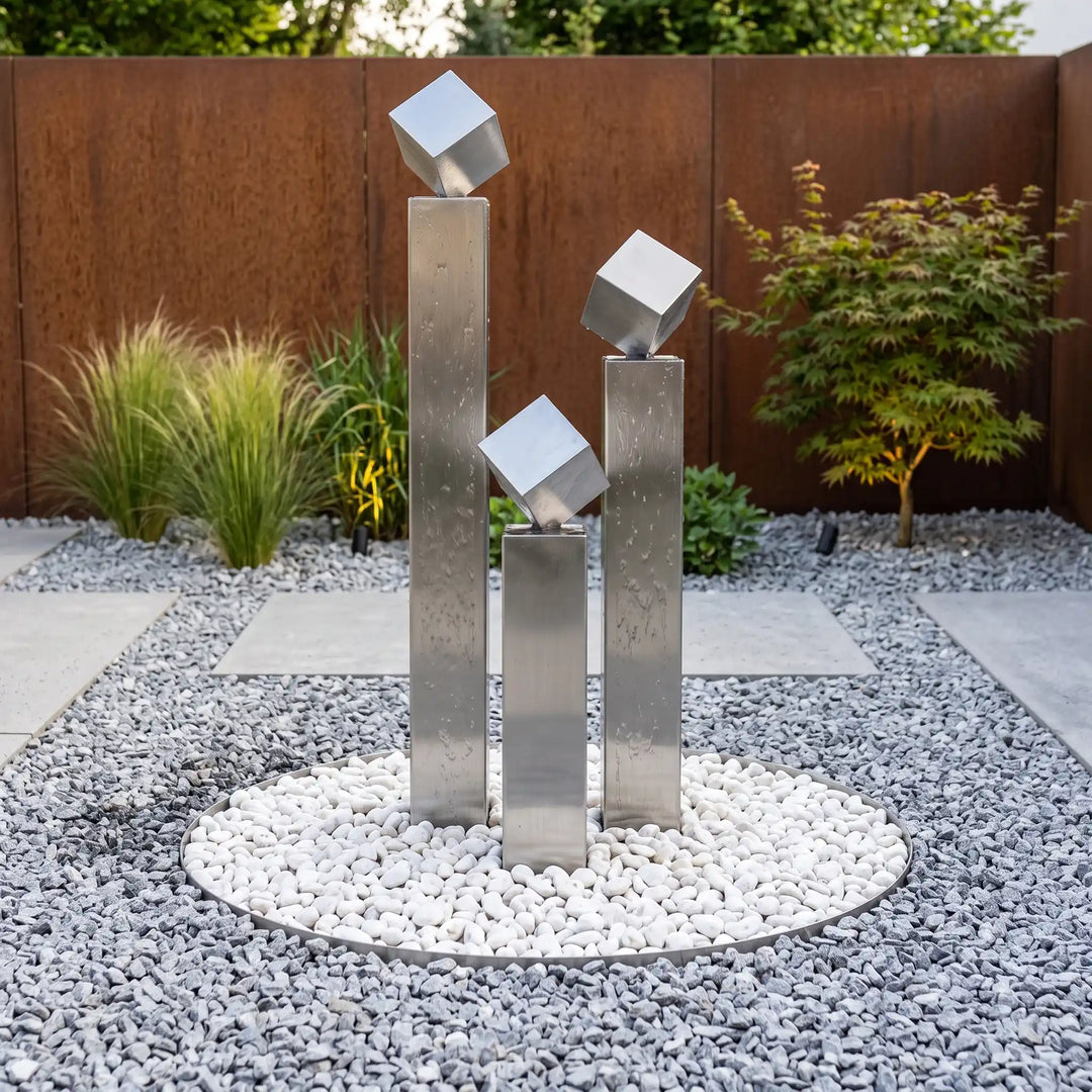Balance Cubo 120 Edelstahl-Gartenbrunnen in einer modernen Gartenanlage