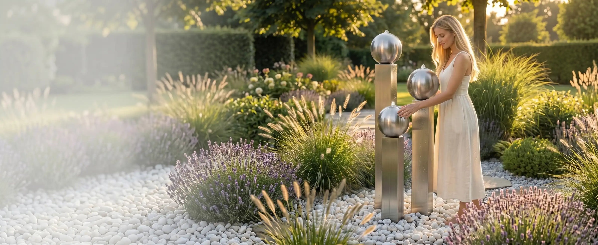 Balance Sphera Gartenbrunnen aus Edelstahl mit drei matten kugeln in einem modernen Garten