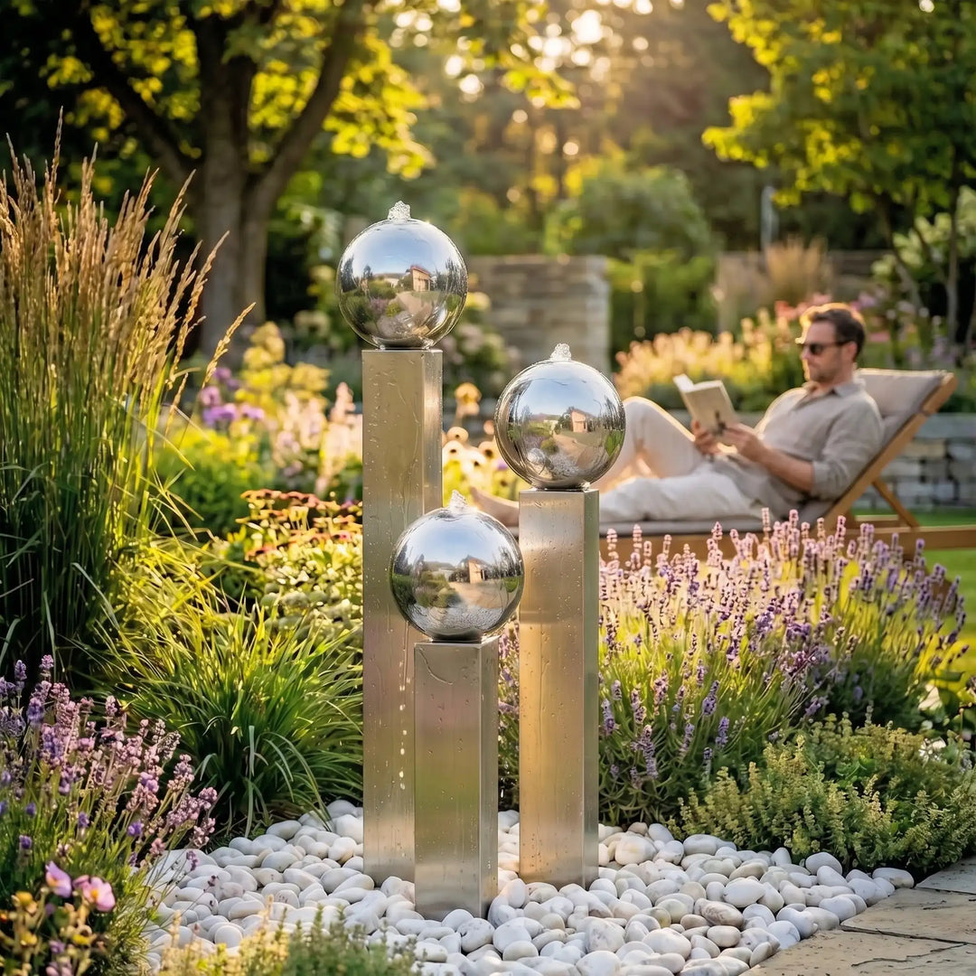 Gartenbrunnen aus Edelstahl mit drei verschieden grossen Saülen