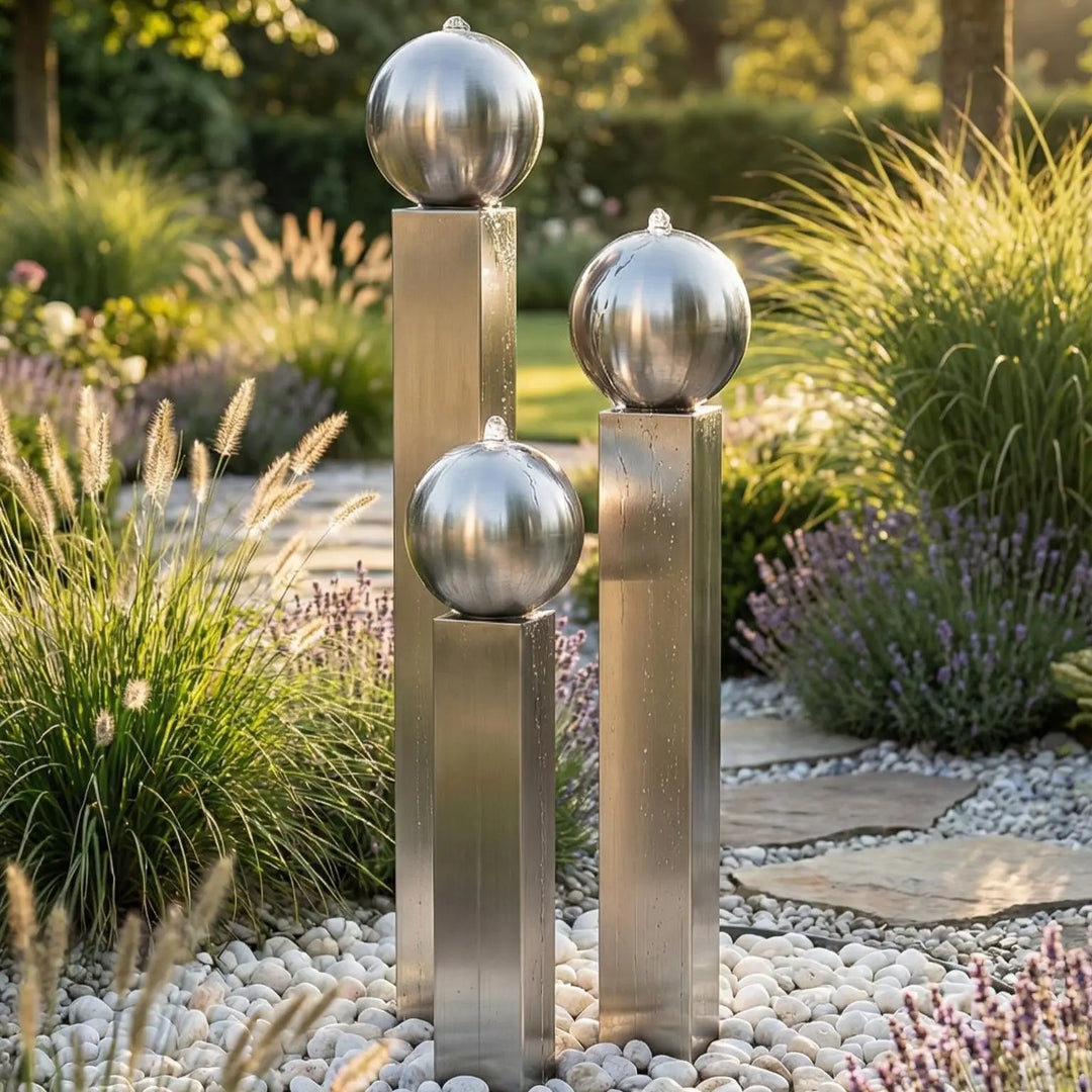 Balance Sphera Edelstahl-Gartenbrunnen 120 cm mit drei Kugeln auf schlanken Säulen im Kiesbeet