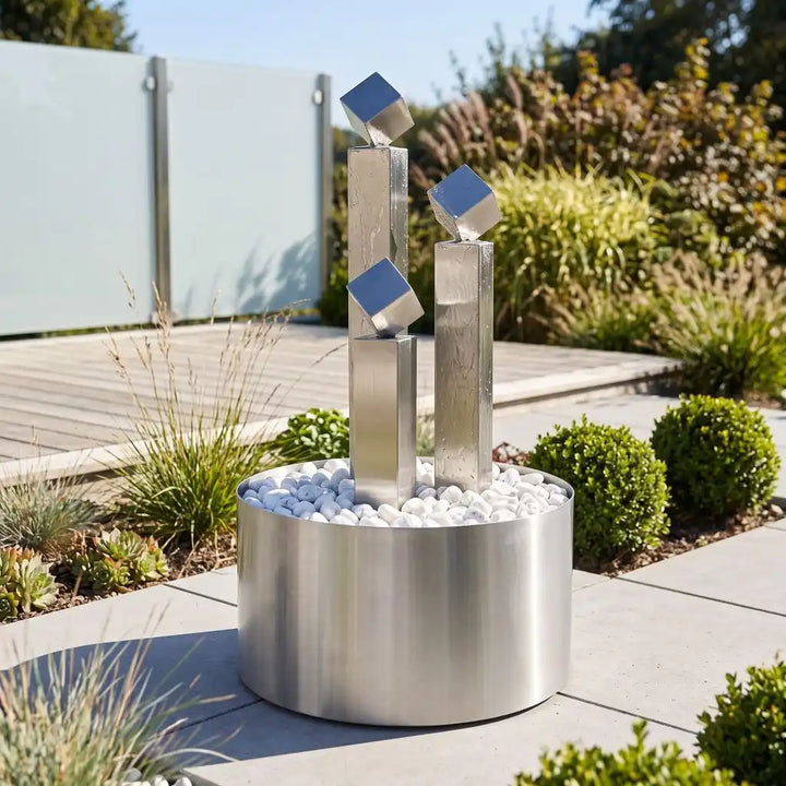 Freistehender Edelstahl-Terrassenbrunnen Balance Cubo 75 cm im 3er-Set auf Terrasse
